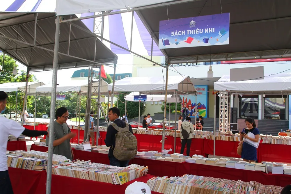 Dừng hoạt động Hội chợ sách “Viet Nam book fair tour 2020” vì bán sách ngoài danh mục  ảnh 1