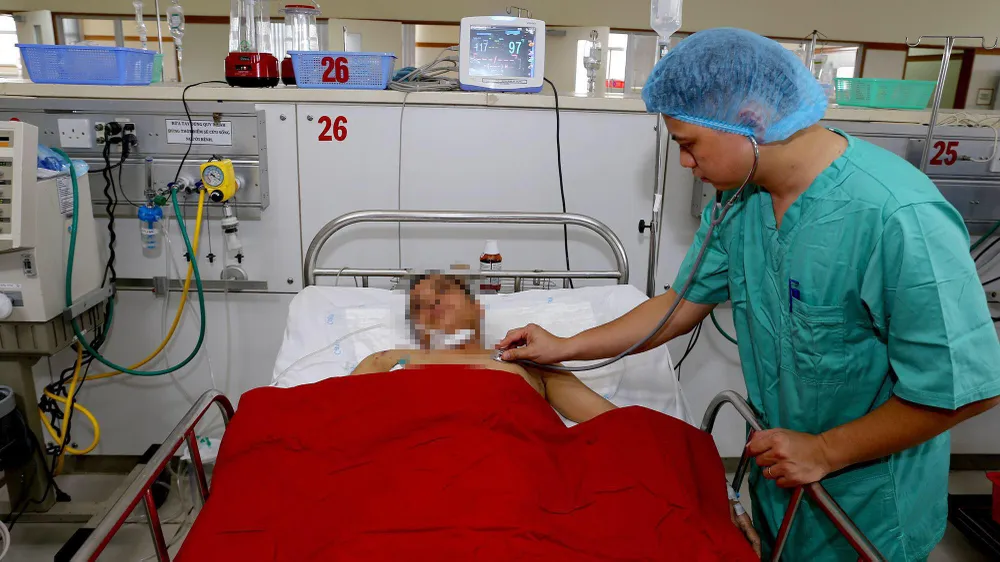 Sức khỏe bệnh nhân A. dần bình phục sau khi được bệnh viện Trung ương Huế cứu chữa kịp thời. Ảnh: THƯỢNG HIỀN