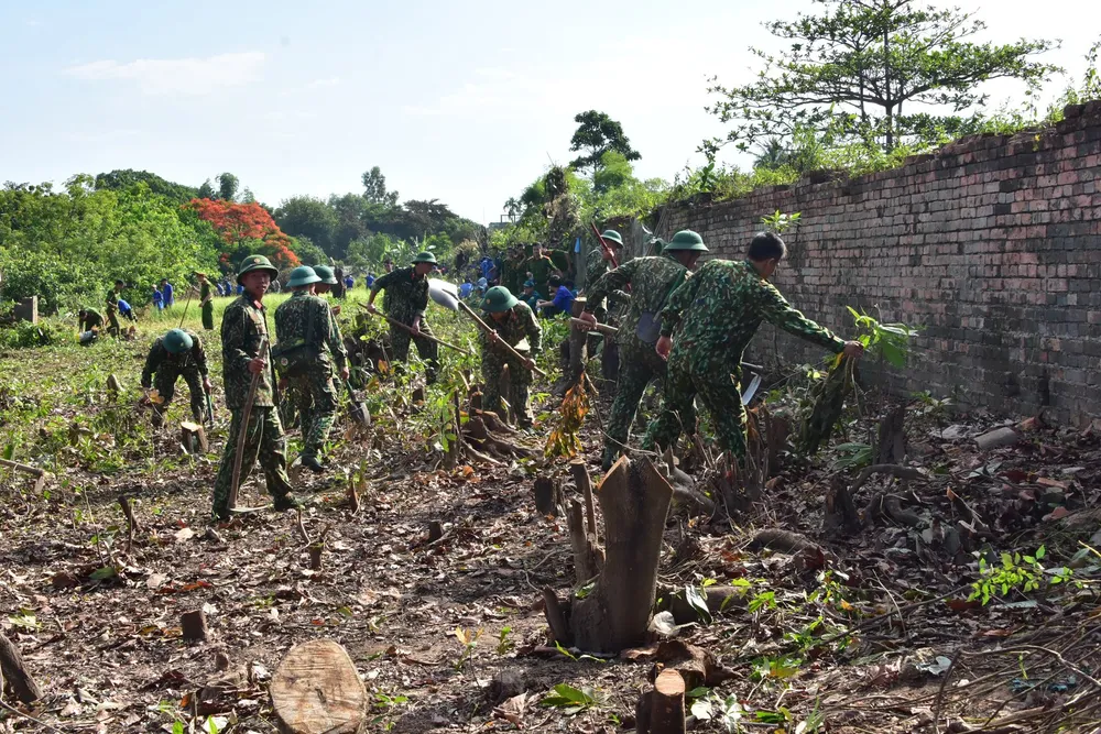 1.500 người thu dọn hàng tấn rác giữa trời nắng nóng trên Thượng Thành  ảnh 1