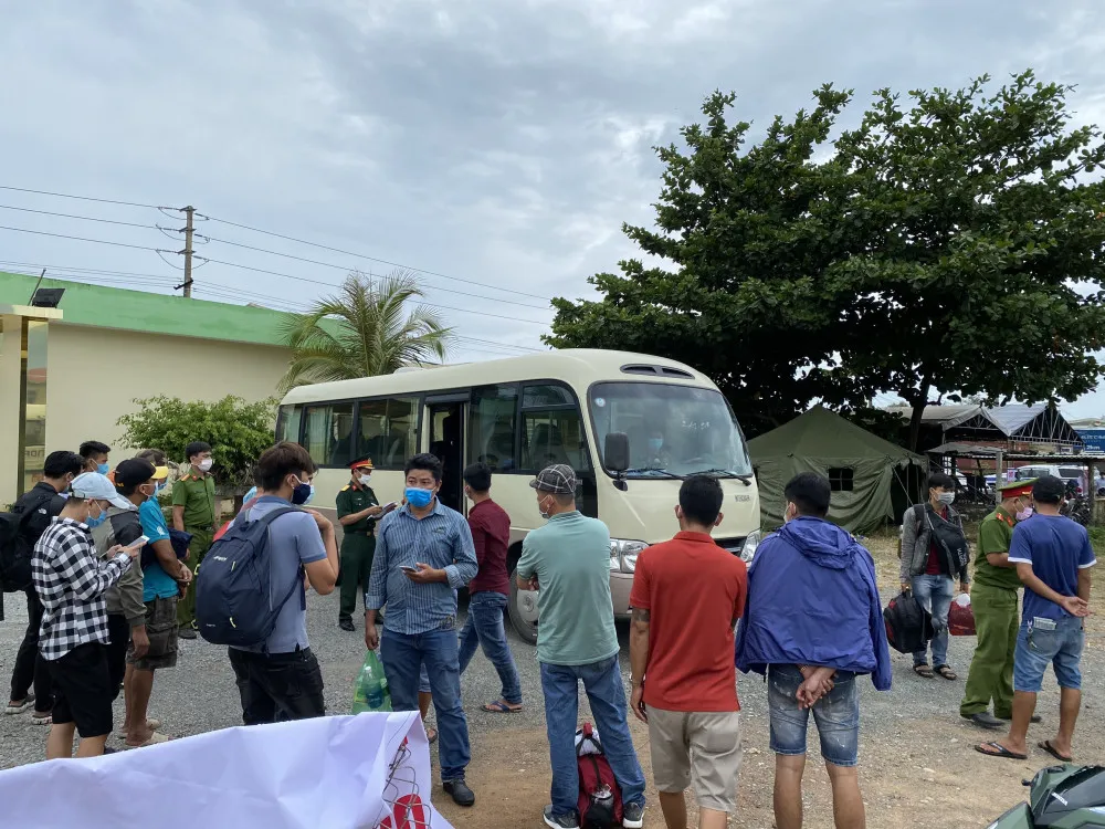 Phát hiện nhóm người đi bộ ven biển từ Đà Nẵng ra Lăng Cô để trốn cách ly ảnh 2