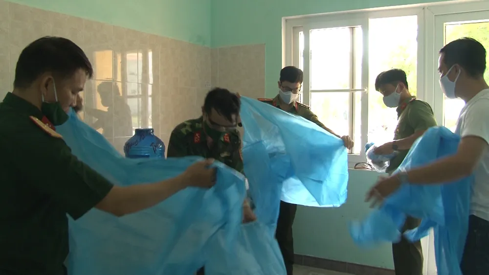 Một doanh nghiệp giấu tên tại Huế tặng 12.000 bộ bảo hộ phòng chống Covid-19 ảnh 2