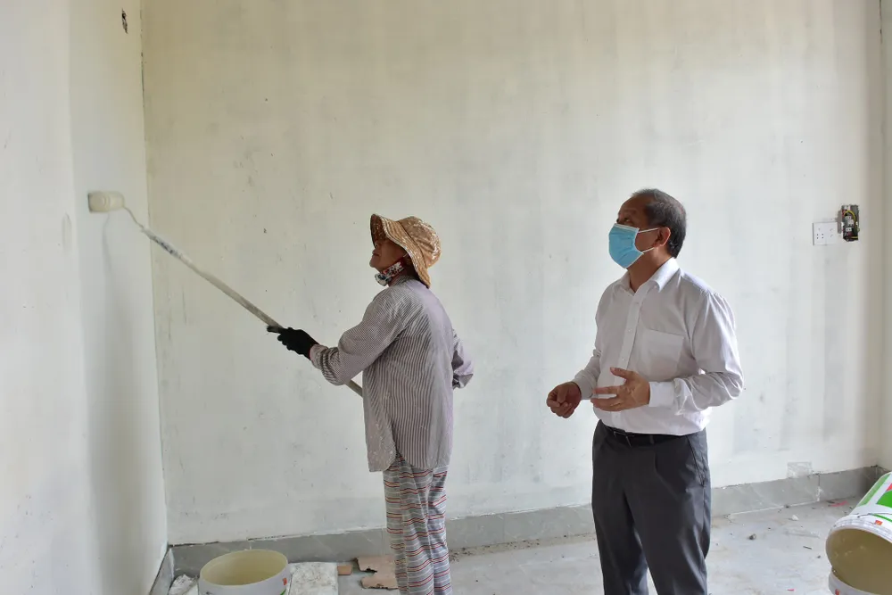 25 hộ nghèo Kinh thành Huế nhận nhà mới được lãnh đạo tỉnh Thừa Thiên – Huế tặng gạo và muối trắng ảnh 4