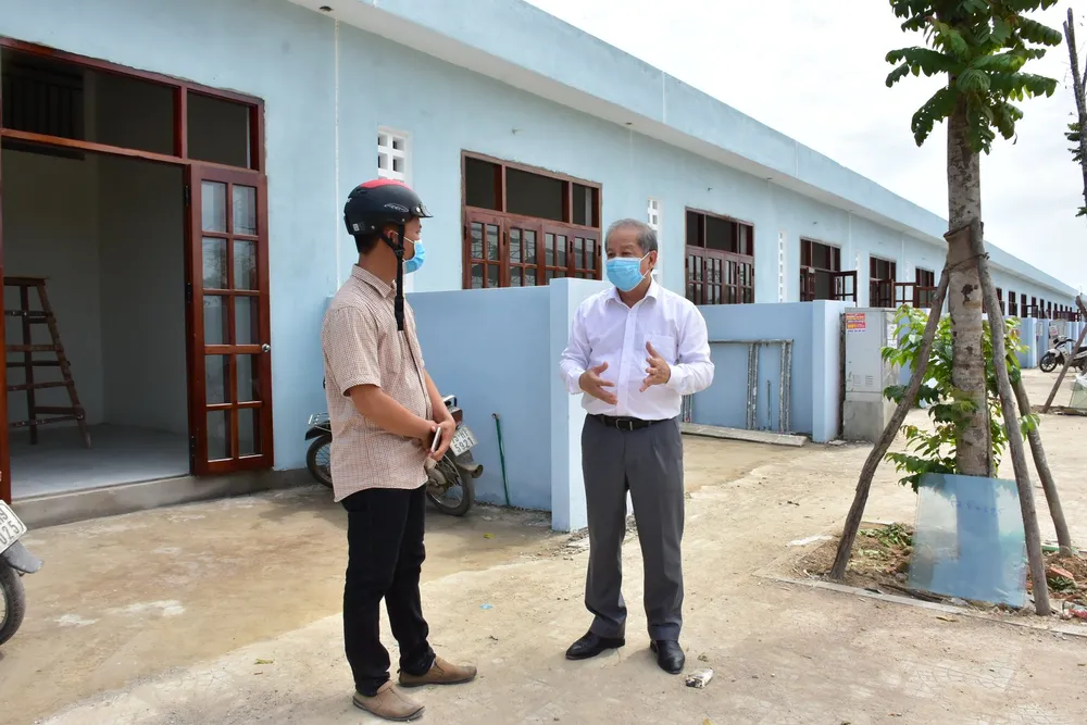 25 hộ nghèo Kinh thành Huế nhận nhà mới được lãnh đạo tỉnh Thừa Thiên – Huế tặng gạo và muối trắng ảnh 5