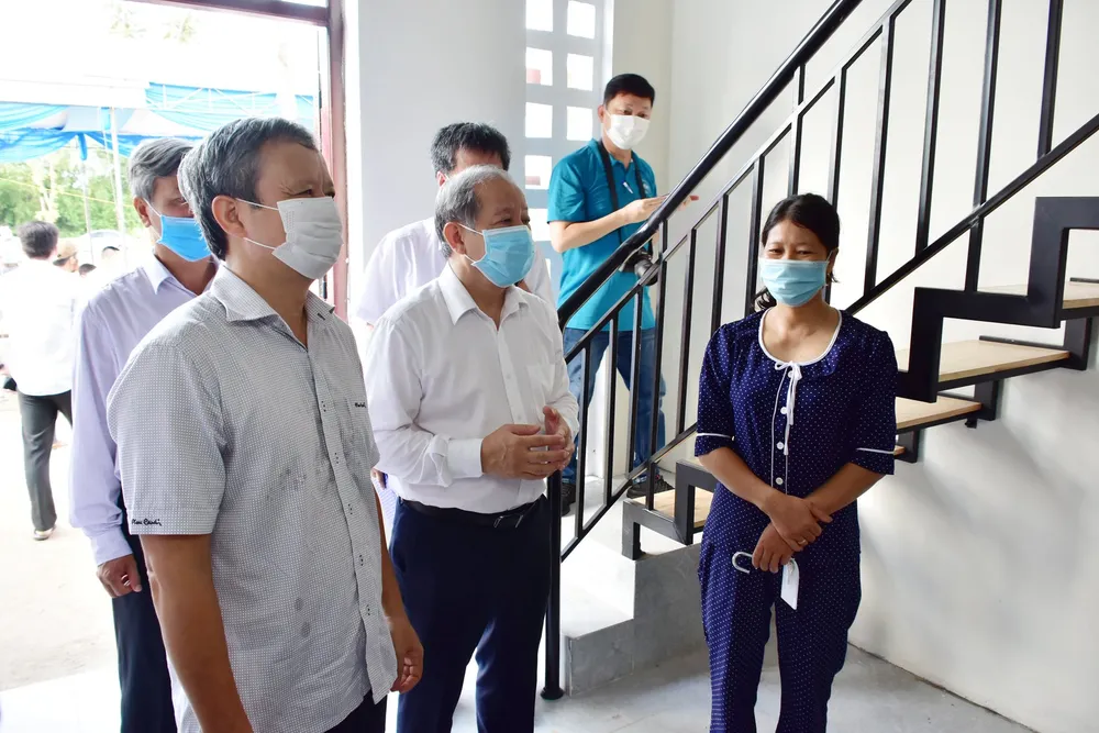 25 hộ nghèo Kinh thành Huế nhận nhà mới được lãnh đạo tỉnh Thừa Thiên – Huế tặng gạo và muối trắng ảnh 2