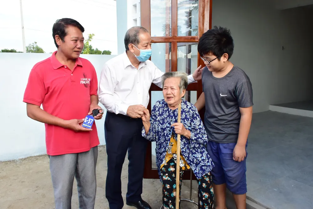 25 hộ nghèo Kinh thành Huế nhận nhà mới được lãnh đạo tỉnh Thừa Thiên – Huế tặng gạo và muối trắng ảnh 3