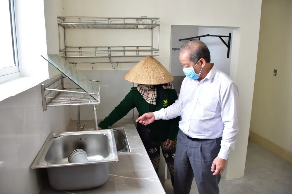 25 hộ nghèo Kinh thành Huế nhận nhà mới được lãnh đạo tỉnh Thừa Thiên – Huế tặng gạo và muối trắng ảnh 6