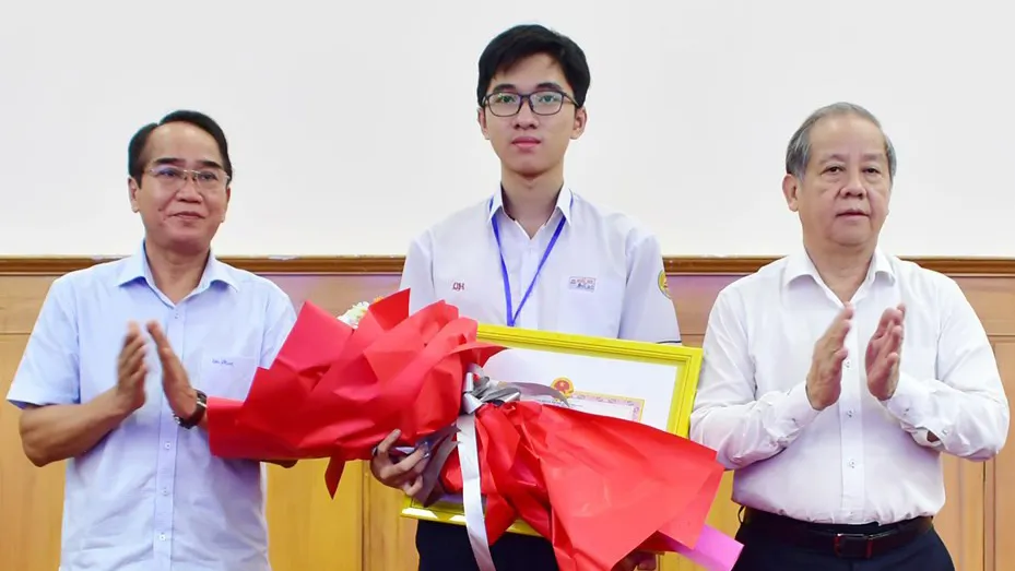 Ông Bùi Thanh Hà, Phó Bí thư Thường trực Tỉnh ủy Thừa Thiên - Huế và ông Phan Ngọc Thọ, Chủ tịch UBND tỉnh trao tặng bằng khen cho học sinh Hồ Việt Đức ​