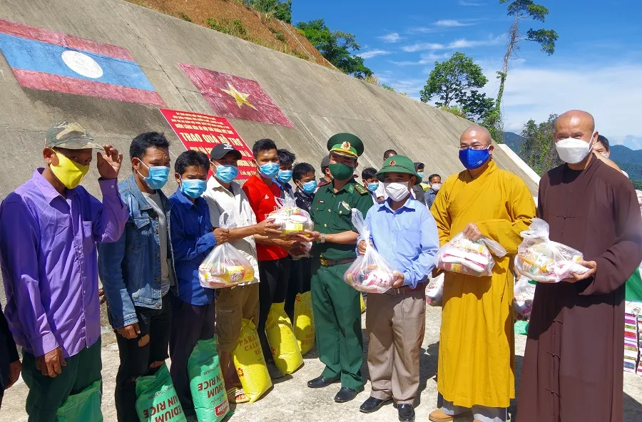 Trao quà hỗ trợ lực lượng vũ trang và nhân dân nước bạn Lào ảnh 2