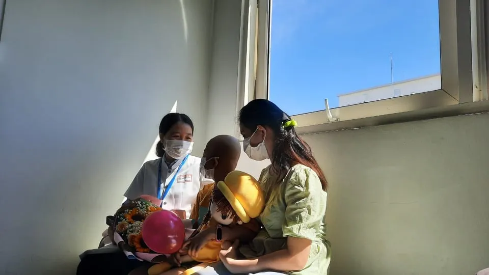 Bé Q. được xuất viện trong niềm vui hạnh phúc của người thân và các y bác sĩ Bệnh viện Trung ương Huế 