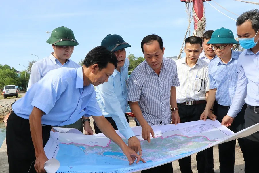 Phó Thủ tướng Trịnh Đình Dũng chỉ đạo công tác ứng phó bão số 5 tại Thừa Thiên - Huế ảnh 4