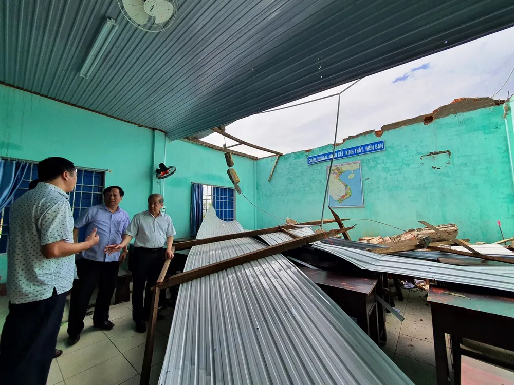 Gần 4.000 bộ đội và dân quân tự vệ giúp dân khắc phục bão số 5 ảnh 6