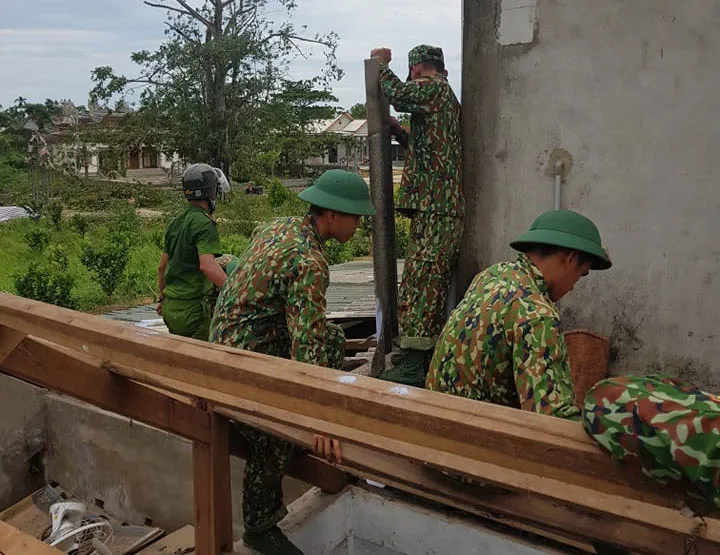 Gần 4.000 bộ đội và dân quân tự vệ giúp dân khắc phục bão số 5 ảnh 1