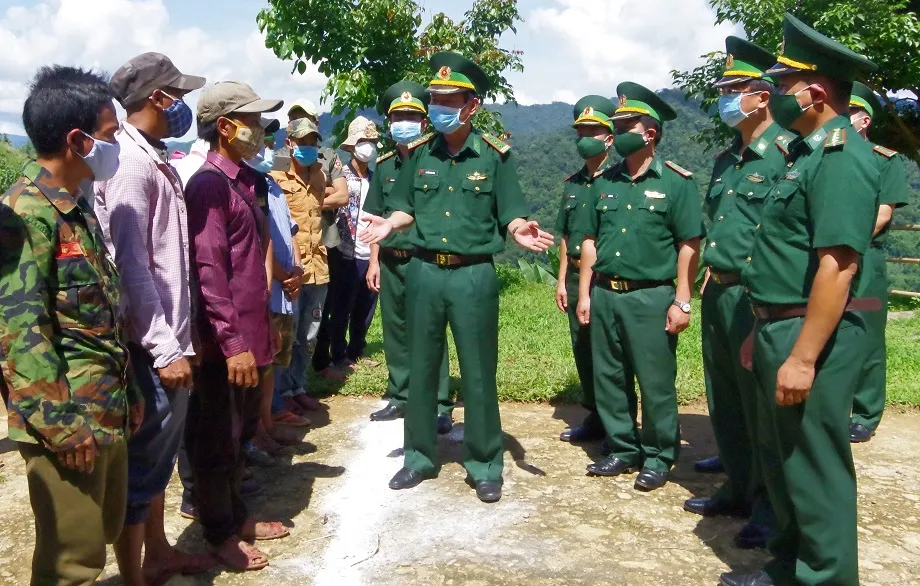 Tặng lực lượng vũ trang và nhân dân nước bạn Lào 225 suất quà  ảnh 3