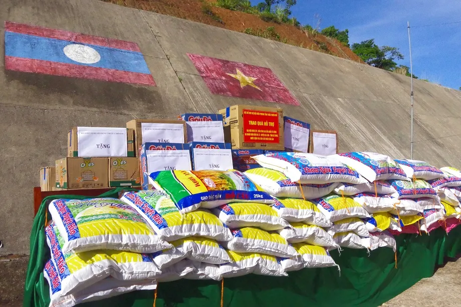 Tặng lực lượng vũ trang và nhân dân nước bạn Lào 225 suất quà  ảnh 2