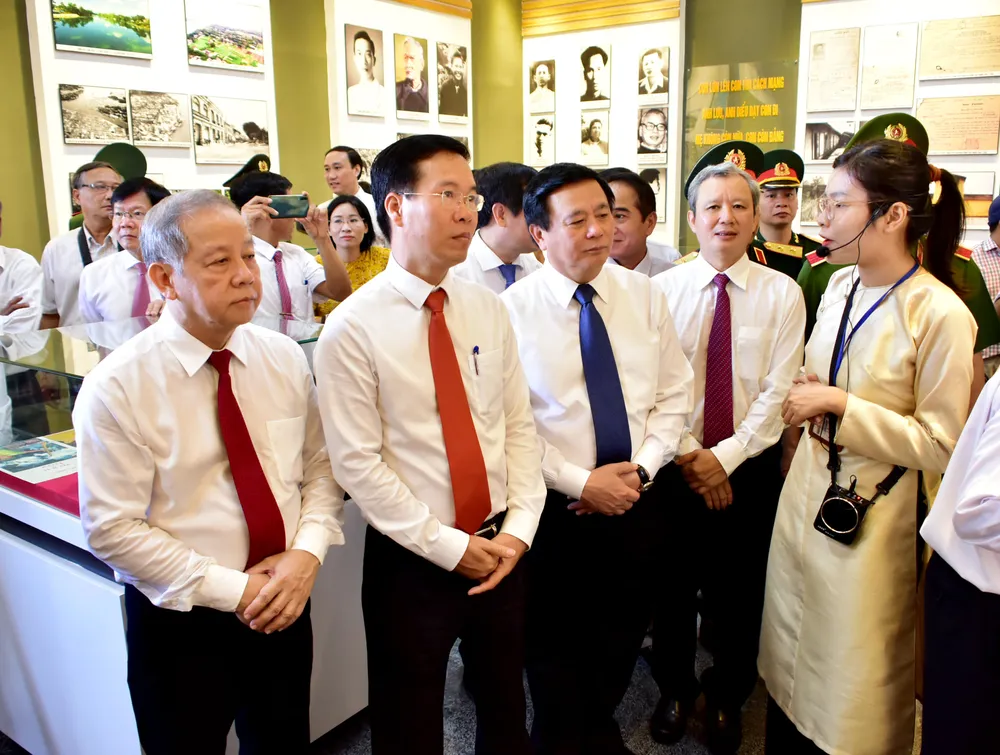 Phát hành bộ tem bưu chính đặc biệt kỷ niệm 100 năm Ngày sinh nhà thơ Tố Hữu ảnh 3