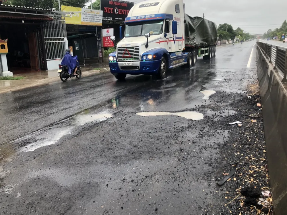 Quốc lộ 1A thảm bê tông nhựa polymer hư hỏng nặng sau sửa chữa chắp vá ảnh 2