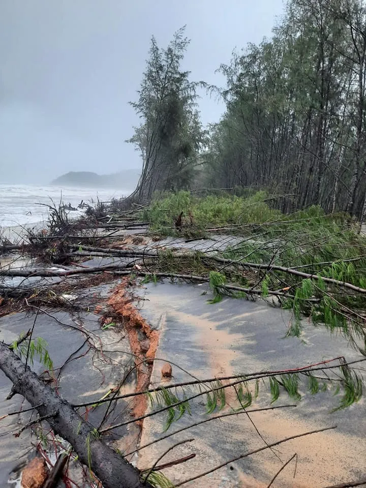 Sạt lở dốc Gió chia cắt Quốc lộ 49 từ TP Huế đi A Lưới ảnh 1