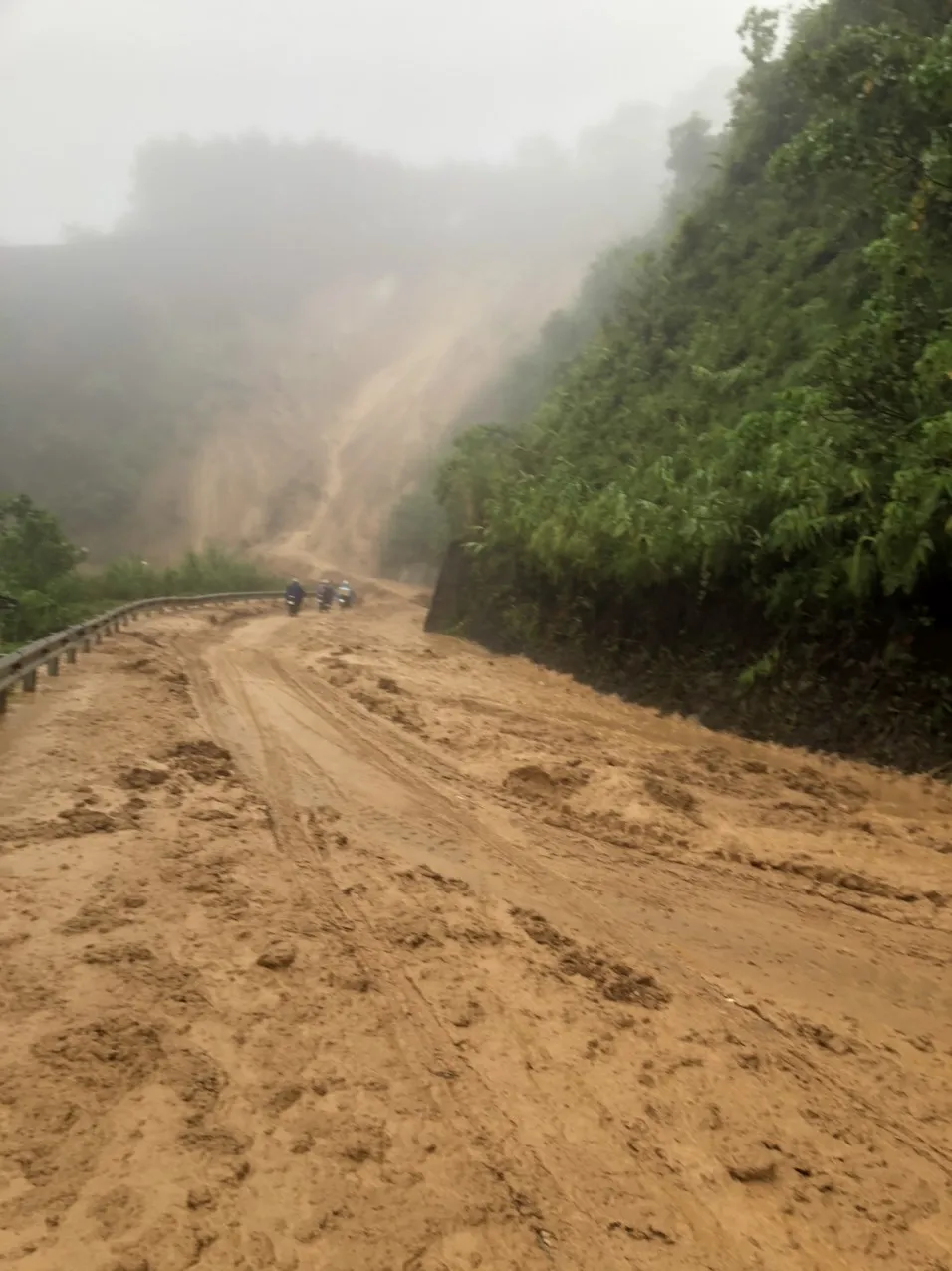 Quảng Nam lo sạt lở, Quảng Trị di dời khẩn hàng ngàn dân ảnh 13