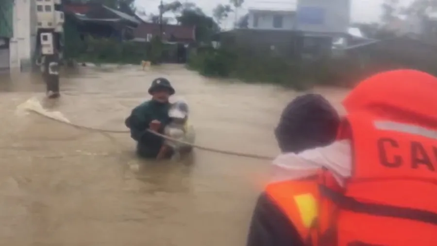 Công an đu dây đưa hơn 130 người ra khỏi rốn lũ TP Huế ảnh 1