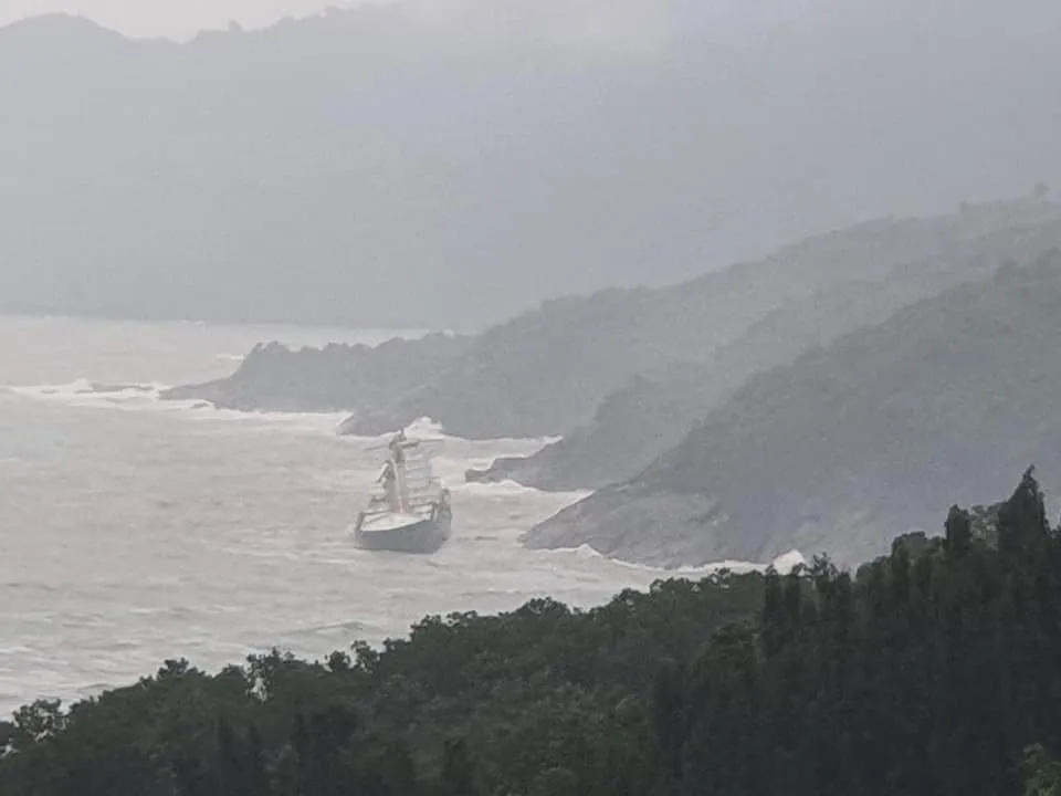 Nỗ lực tiếp cận tàu lạ trôi dạt tại vùng biển dưới chân núi Hải Vân ảnh 1