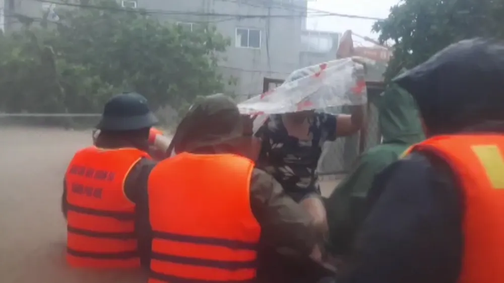 Thừa Thiên – Huế khẩn cấp cứu trợ người dân vùng lũ ảnh 4