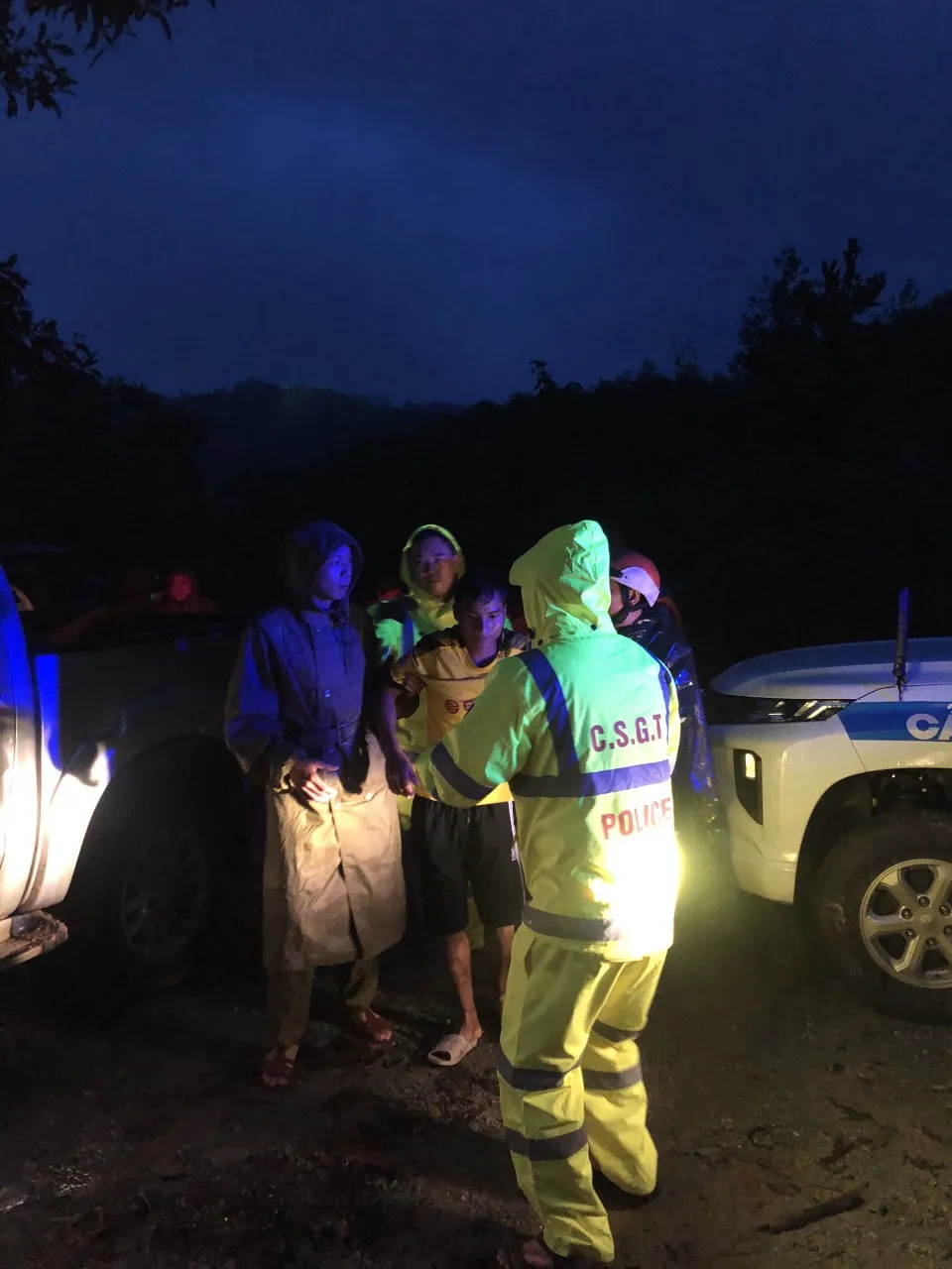 Đưa 5 công nhân bị thương ở thủy điện Rào Trăng 4 đi bệnh viện ảnh 3