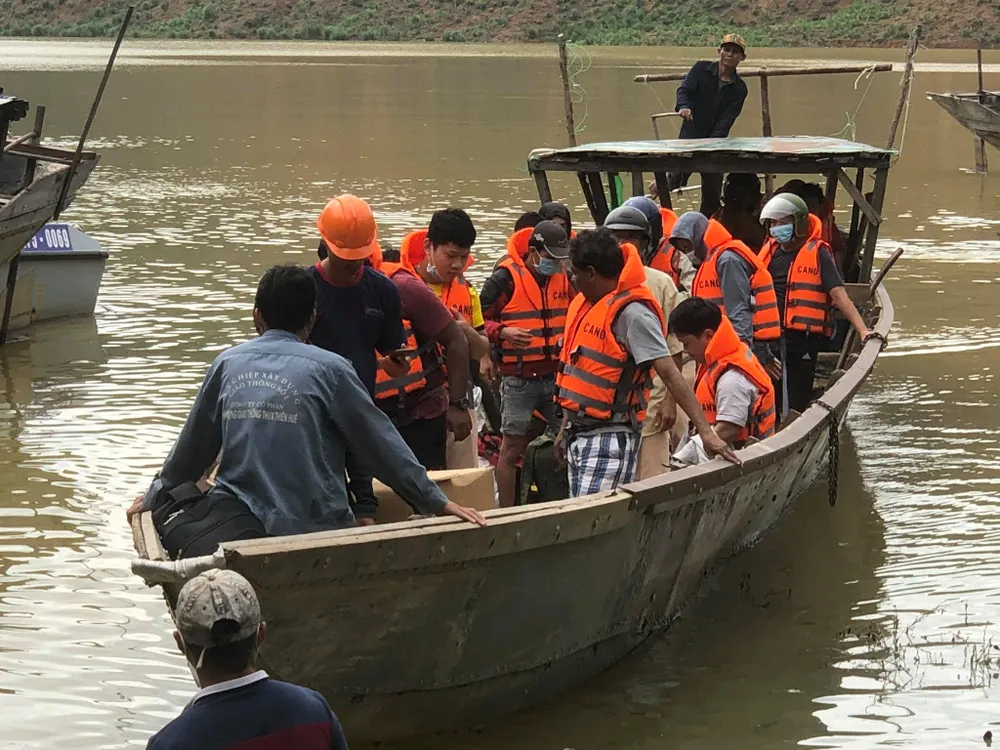 19 người mắc kẹt tại thủy điện Rào Trăng 4 đã được giải cứu thành công 