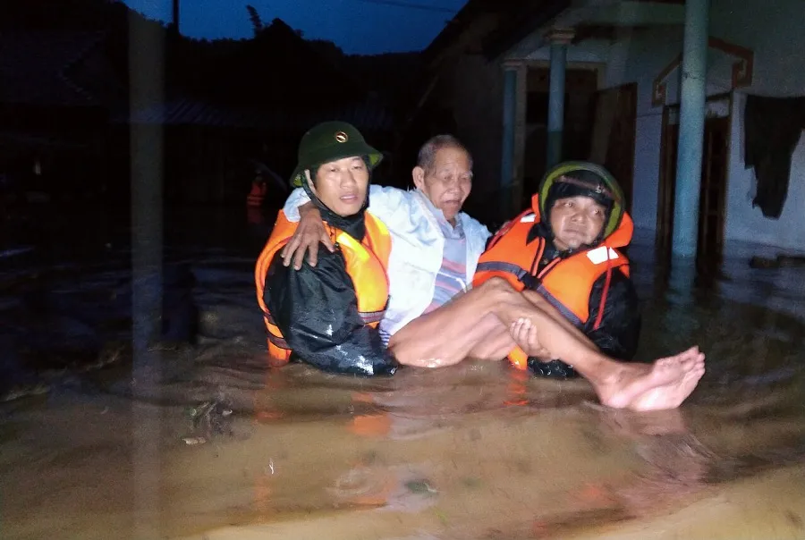 Ứng cứu 14 người dân ở bản Ka Lô trong lũ dữ ảnh 1