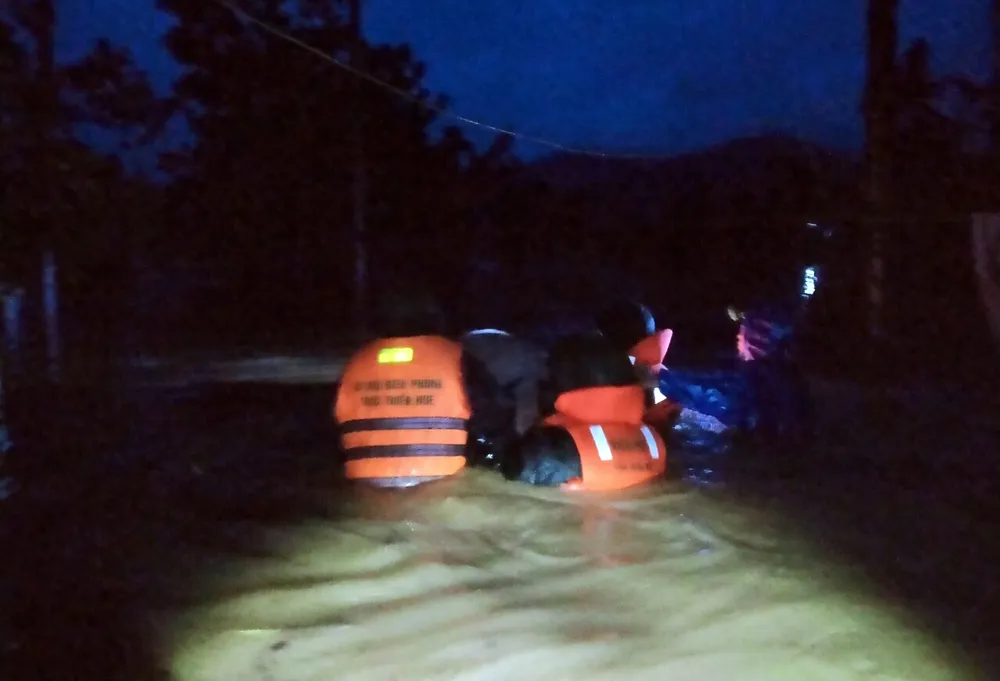 Đồn biên phòng Hương Nguyên của BĐBP tỉnh Thừa Thiên - Huế di dời các hộ gia đình bị ngập nước tại xã A Roàng, huyện A Lưới