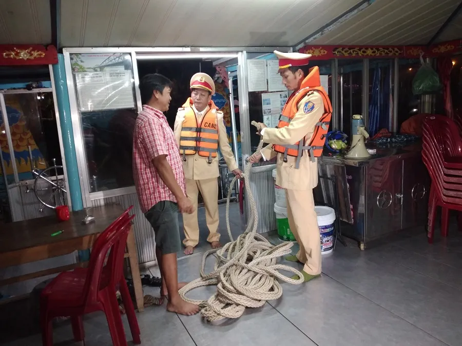 Căng mình ứng phó bão số 9 ảnh 45