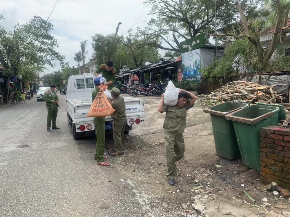 Căng mình ứng phó bão số 9 ảnh 46