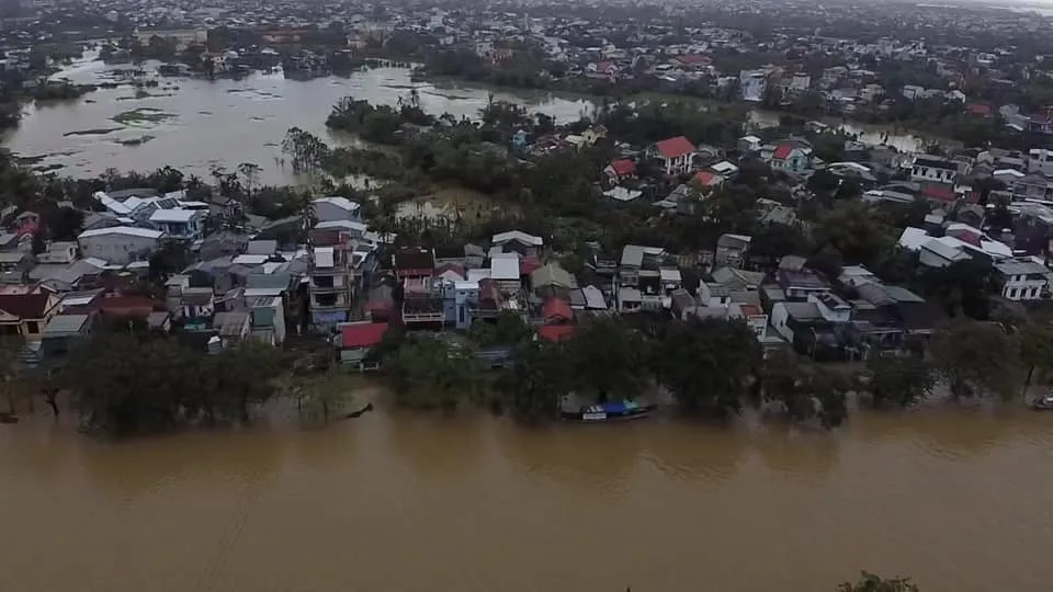 Nhiều khu dân cư Thừa Thiên – Huế trắng xóa trong lũ ảnh 1