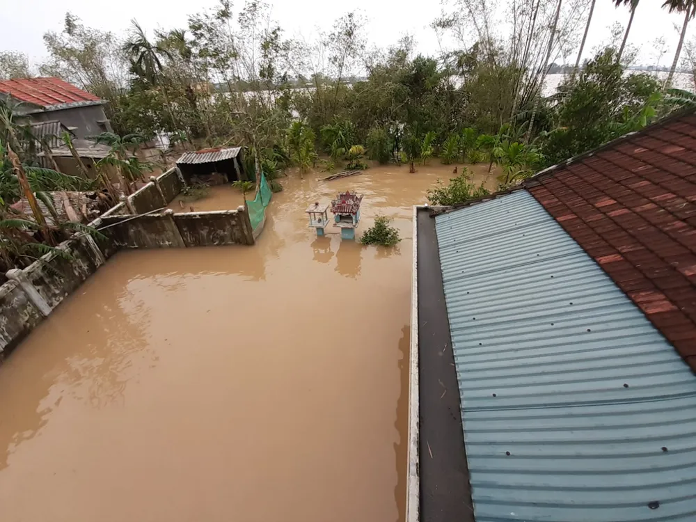 Nhiều khu dân cư Thừa Thiên – Huế trắng xóa trong lũ ảnh 2