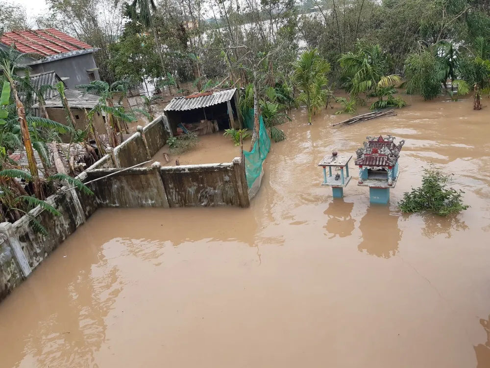 Nhiều khu dân cư Thừa Thiên – Huế trắng xóa trong lũ ảnh 3