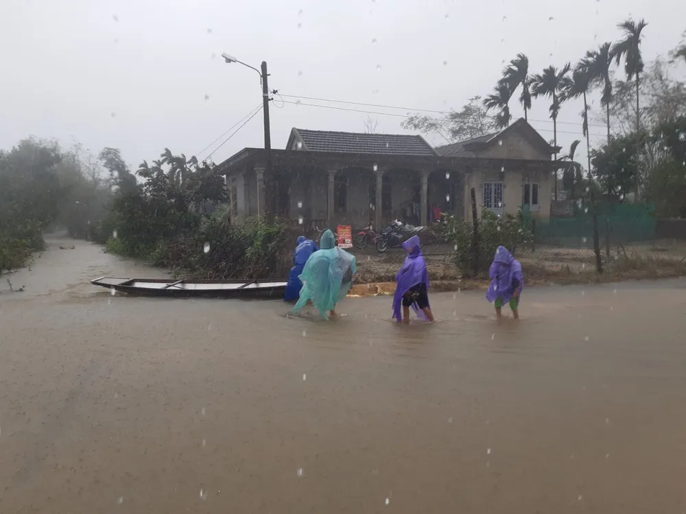 Nhiều khu dân cư Thừa Thiên – Huế trắng xóa trong lũ ảnh 5