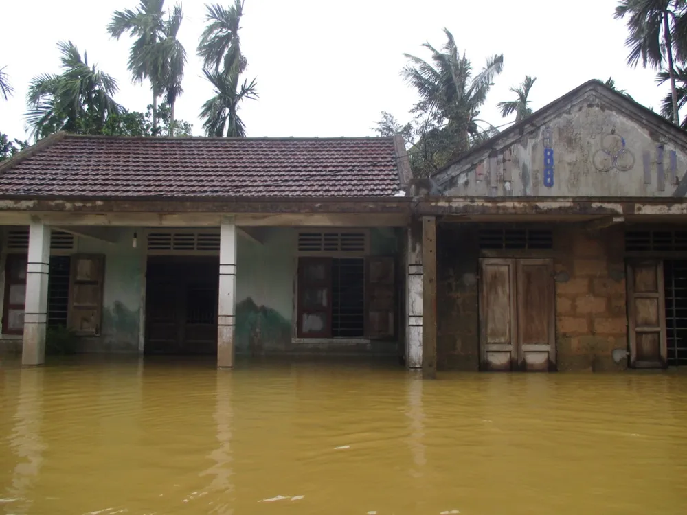 Nhiều khu dân cư Thừa Thiên – Huế trắng xóa trong lũ ảnh 9