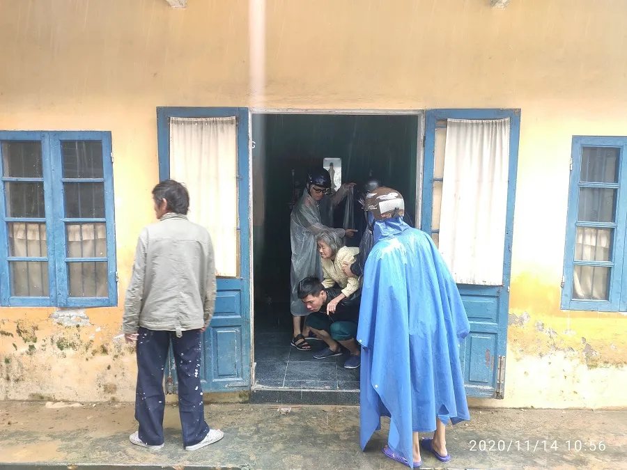 Hàng trăm người dân đảo Cồn Cỏ di tản xuống hầm trú bão ảnh 8