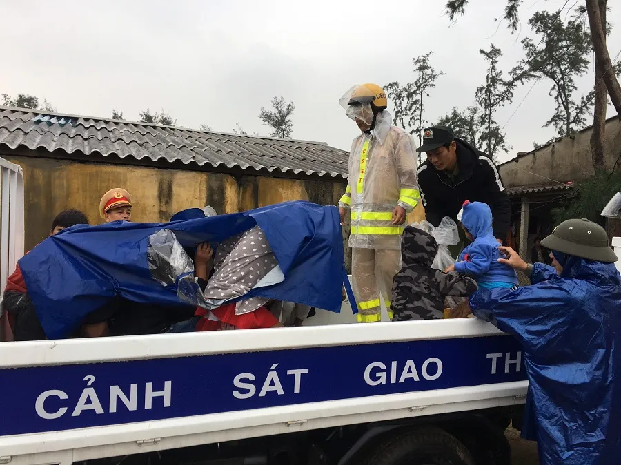 Hàng trăm người dân đảo Cồn Cỏ di tản xuống hầm trú bão ảnh 9