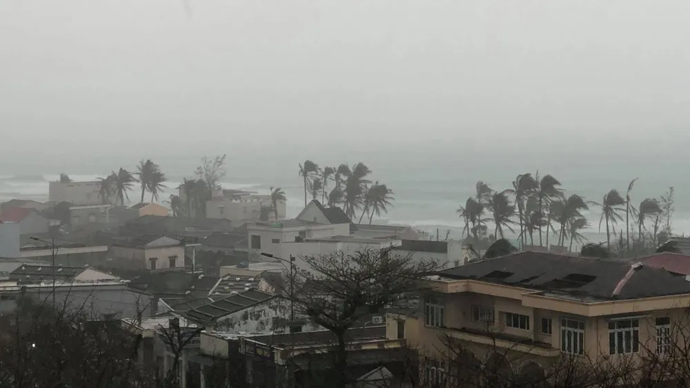 Di dời dân, chằng chống nhà cửa trước cơn bão số 13  ảnh 21