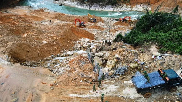 Nắn dòng Rào Trăng tìm kiếm 12 nạn nhân mất tích ảnh 1