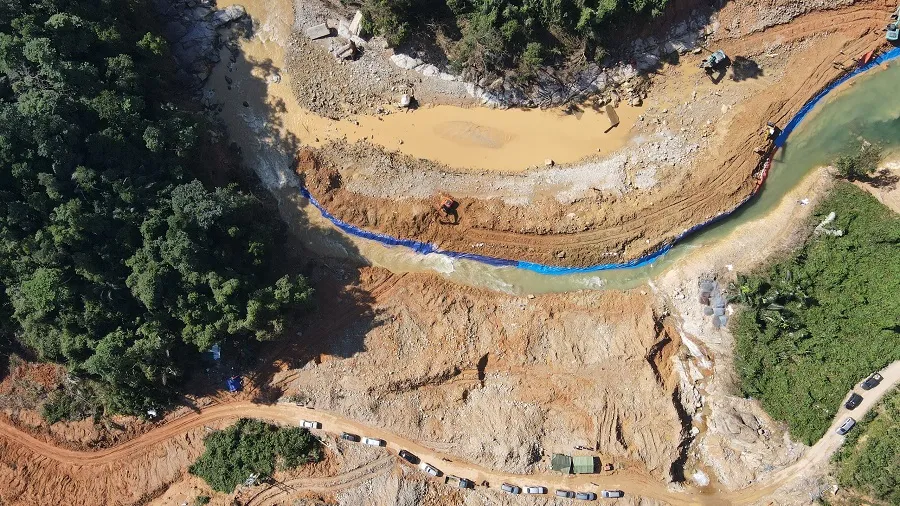 Tìm thấy thi thể nạn nhân mất tích đầu tiên dưới lòng sông Rào Trăng ảnh 2