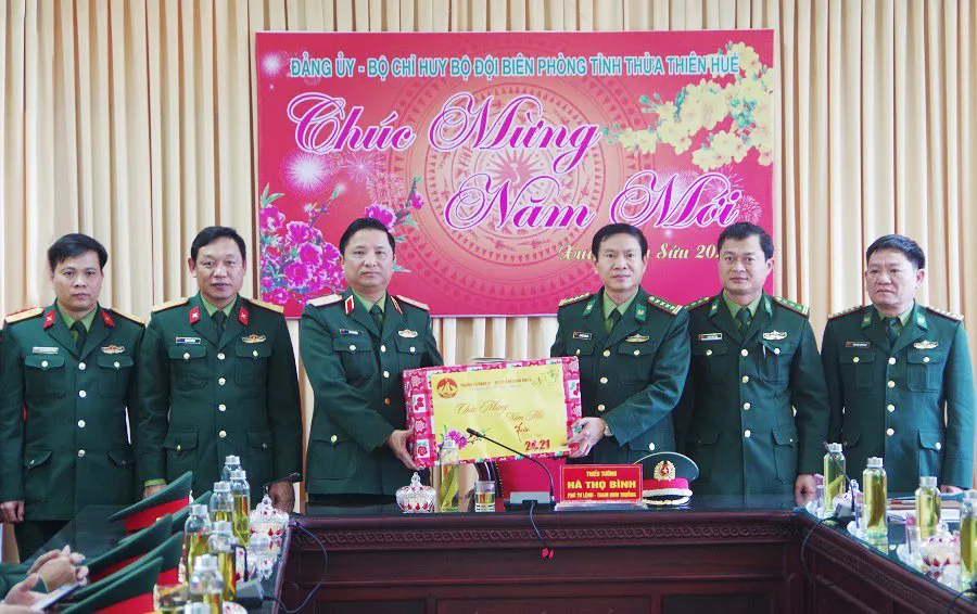 Bộ Tư lệnh Quân khu 4 tặng quà cán bộ, chiến sĩ biên phòng tại Huế ảnh 1