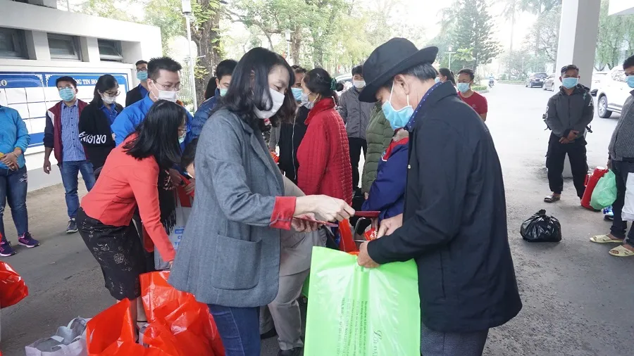 Đưa 300 bệnh nhân về ăn tết cùng người thân yêu thương ảnh 3