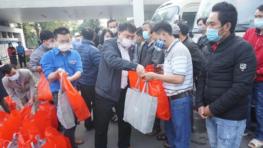 Đưa 300 bệnh nhân về ăn tết cùng người thân yêu thương ảnh 4