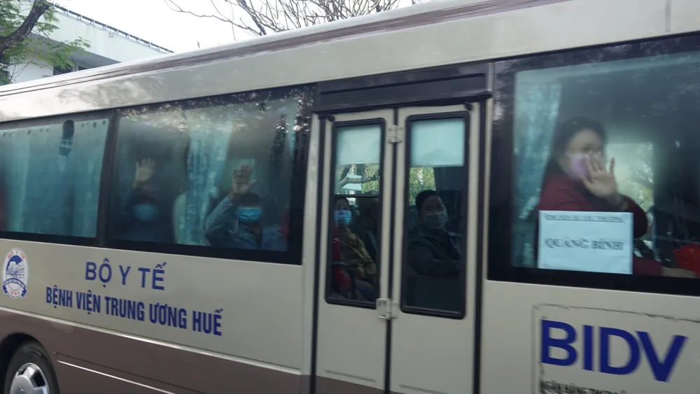 Đưa 300 bệnh nhân về ăn tết cùng người thân yêu thương ảnh 2