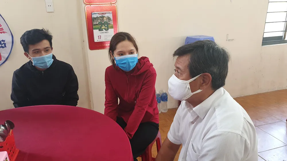 Ông Đoàn Ngọc Hải làm phục vụ bàn tại quán cơm 5.000 đồng ở Huế  ảnh 1