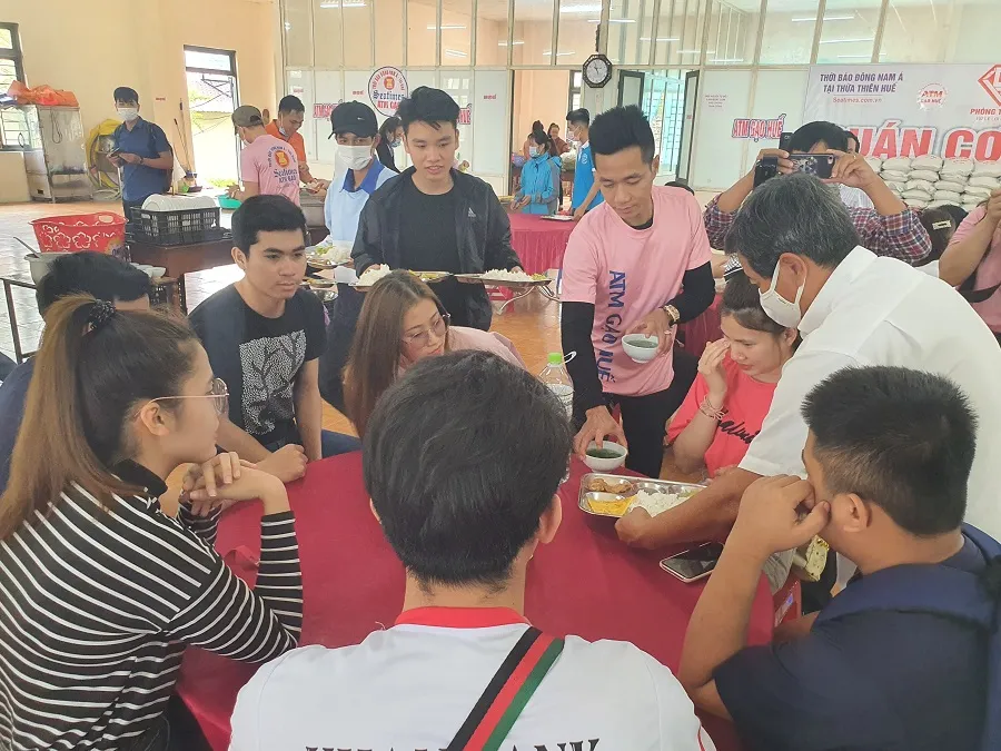 Ông Đoàn Ngọc Hải làm phục vụ bàn tại quán cơm 5.000 đồng ở Huế  ảnh 3