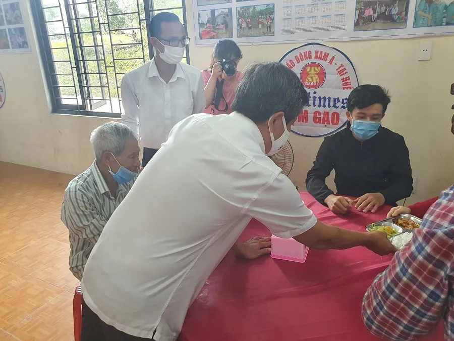 Ông Đoàn Ngọc Hải làm phục vụ bàn tại quán cơm 5.000 đồng ở Huế  ảnh 4