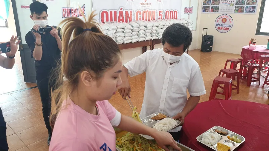 Ông Đoàn Ngọc Hải làm phục vụ bàn tại quán cơm 5.000 đồng ở Huế  ảnh 5