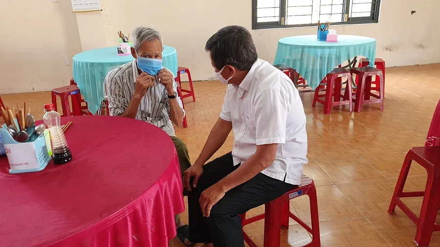 Ông Đoàn Ngọc Hải làm phục vụ bàn tại quán cơm 5.000 đồng ở Huế  ảnh 6